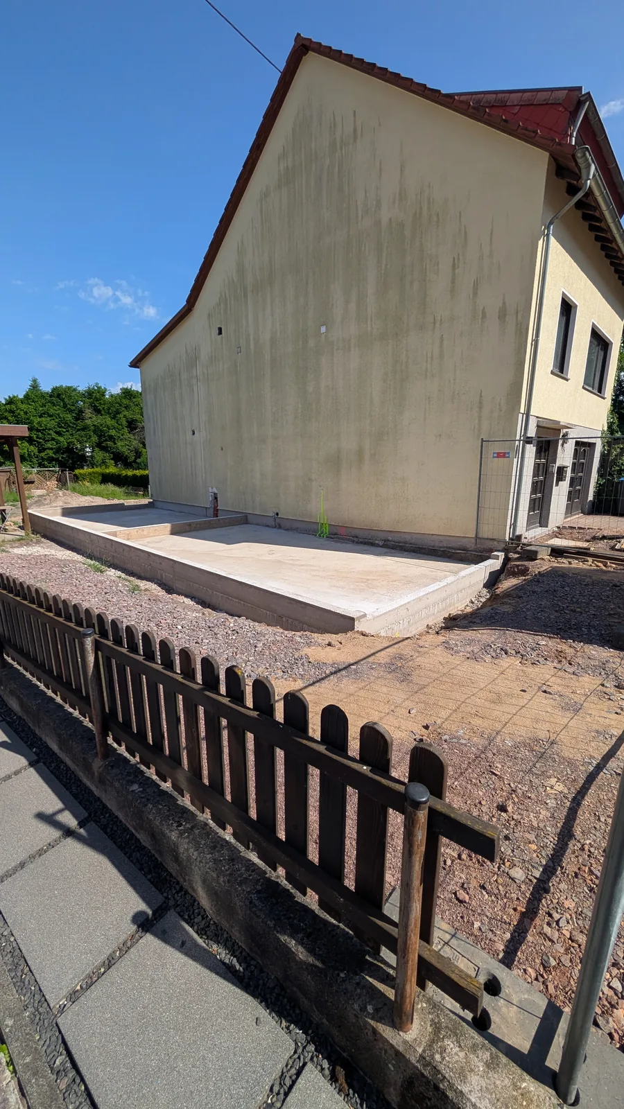 Vorher: Fundament für den Anbau